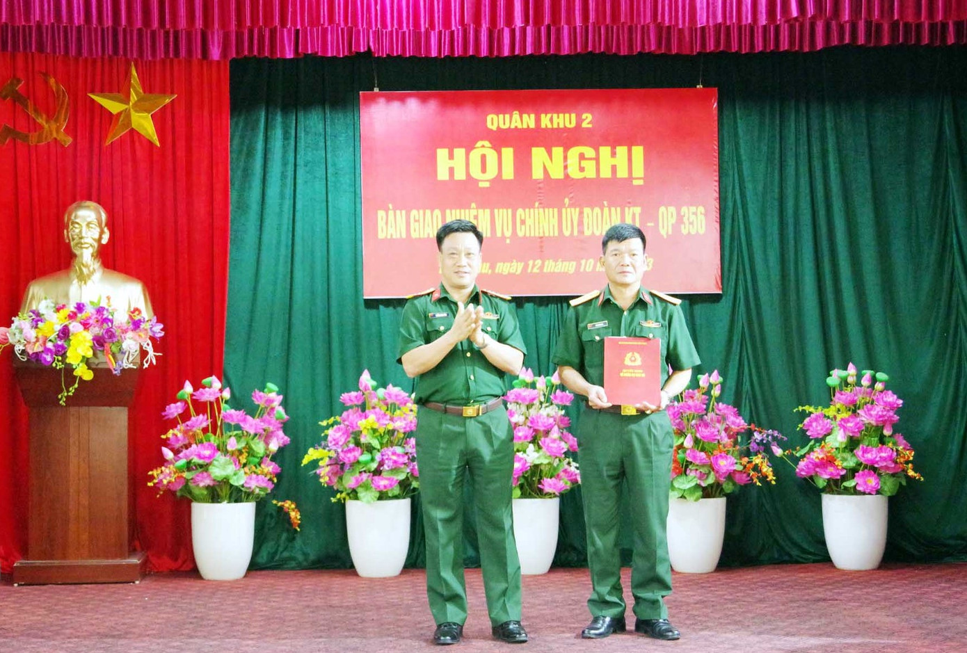 Đại tá Khổng Đình Tám - Chủ nhiệm Chính trị Quân khu 2 trao quyết định về công tác cán bộ cho Thượng tá Lê Hoàng Mai.