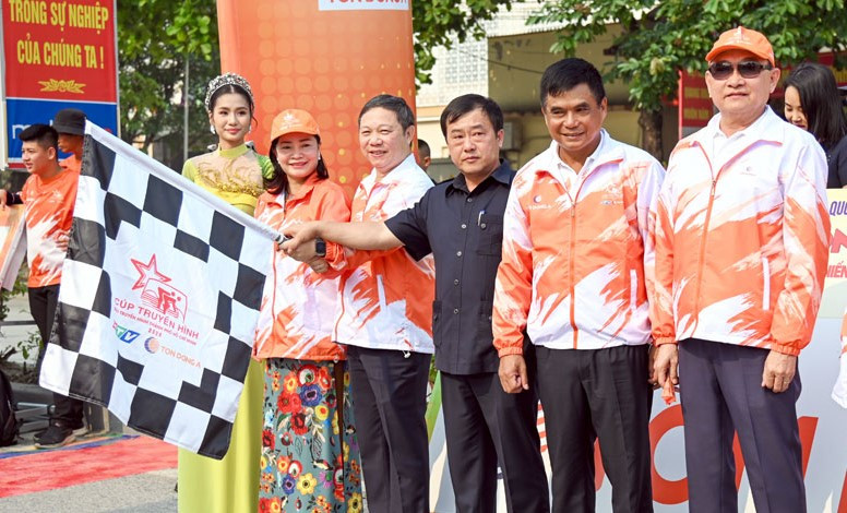 Đại biểu phất cờ xuất phát chặng đua.