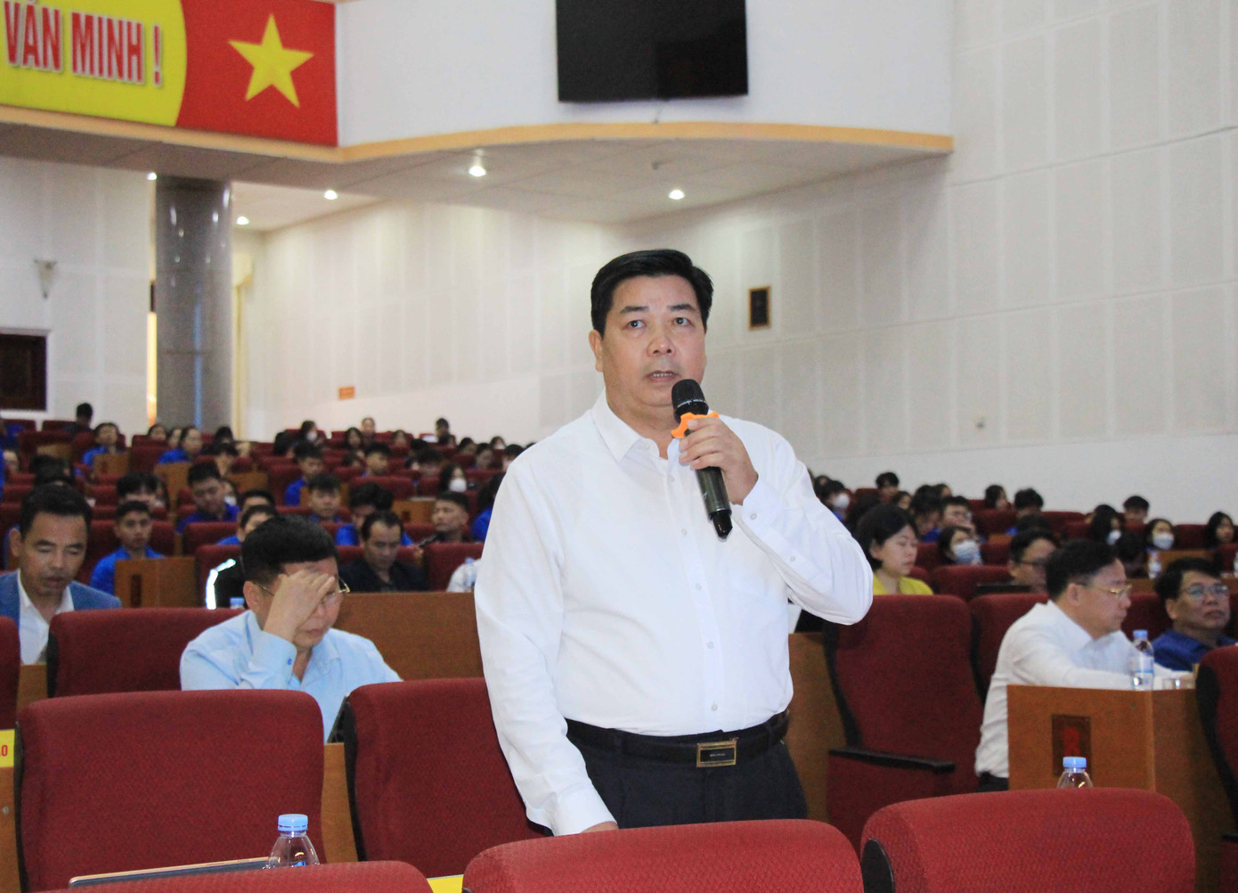 Lãnh đạo các sở, ngành, đơn vị trả lời thắc mắc, kiến nghị của thanh niên.