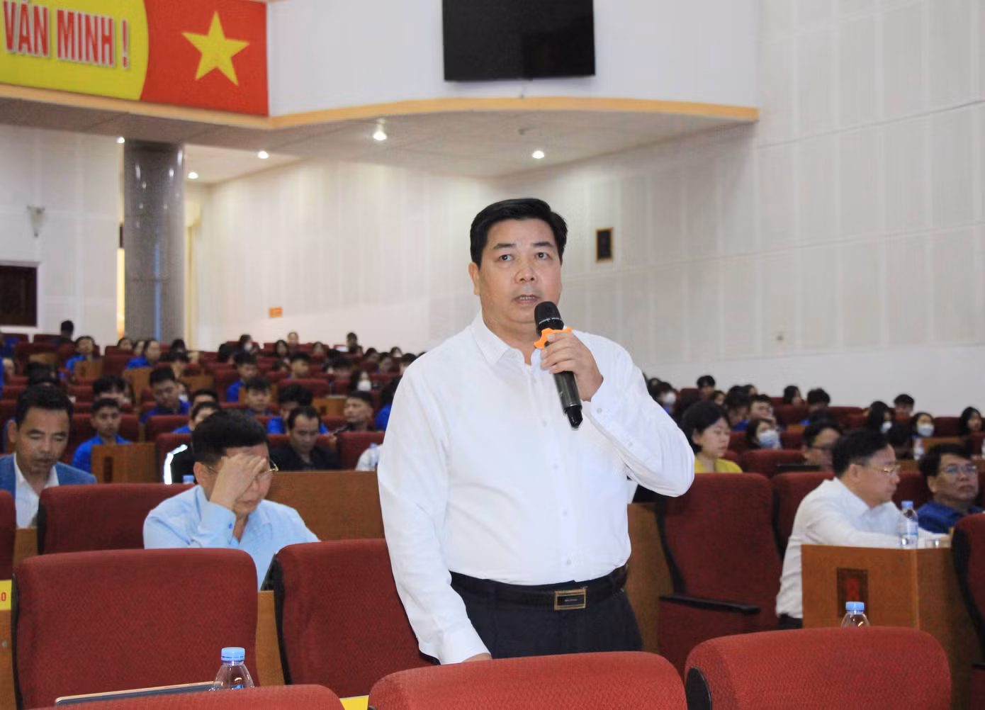 Lãnh đạo các sở, ngành, đơn vị trả lời thắc mắc, kiến nghị của thanh niên.