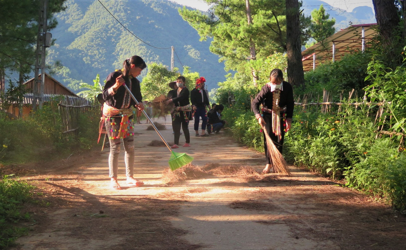 Chị em phụ nữ Lai Châu tích cực tham gia phong trào "Xây dựng gia đình 5 không 3 sạch". Chị em phụ nữ Lai Châu tích cực tham gia phong trào "Xây dựng gia đình 5 không 3 sạch".