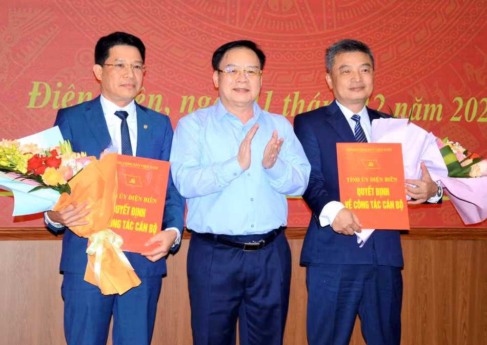 Phó Bí thư Thường trực Tỉnh ủy Điện Biên Mùa A Sơn (giữa) trao quyết định và tặng hoa chúc mừng ông Nguyễn Ngọc Thể, Nguyễn Việt Phương nhận nhiệm vụ mới. Phó Bí thư Thường trực Tỉnh ủy Điện Biên Mùa A Sơn (giữa) trao quyết định và tặng hoa chúc mừng ông Nguyễn Ngọc Thể, Nguyễn Việt Phương nhận nhiệm vụ mới.