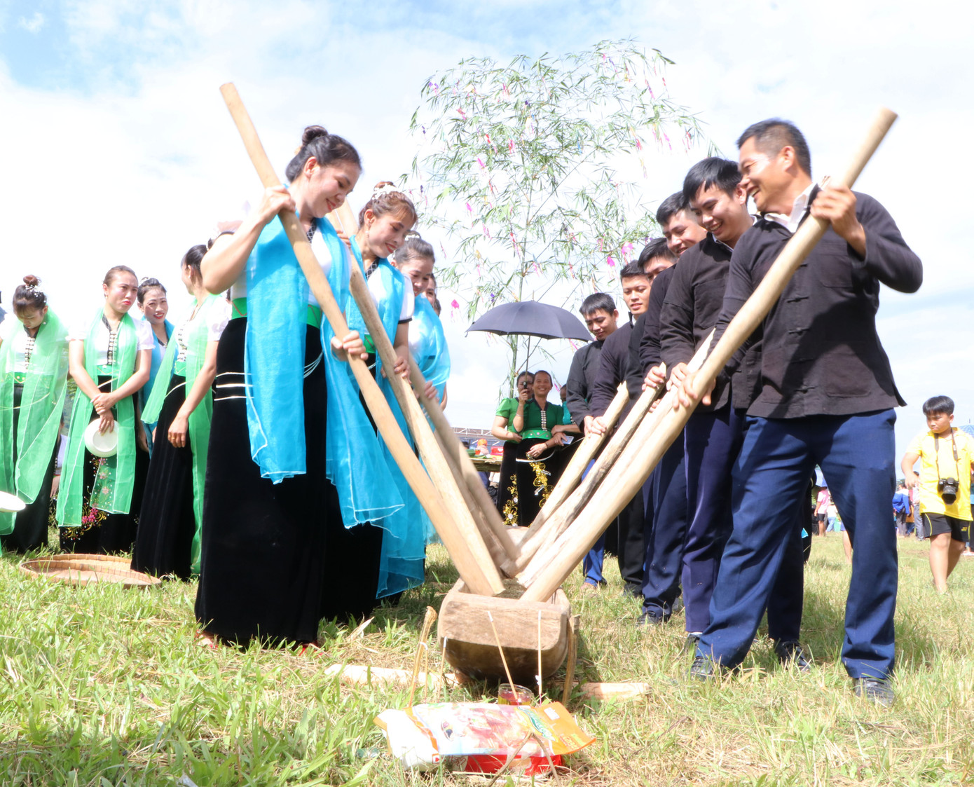 Thóc sau khi nước xong được cho vào cối giã, người giã phải đều tay, liên tục và nhịp nhàng để chày giã không mạnh quá hoặc nhẹ quá.