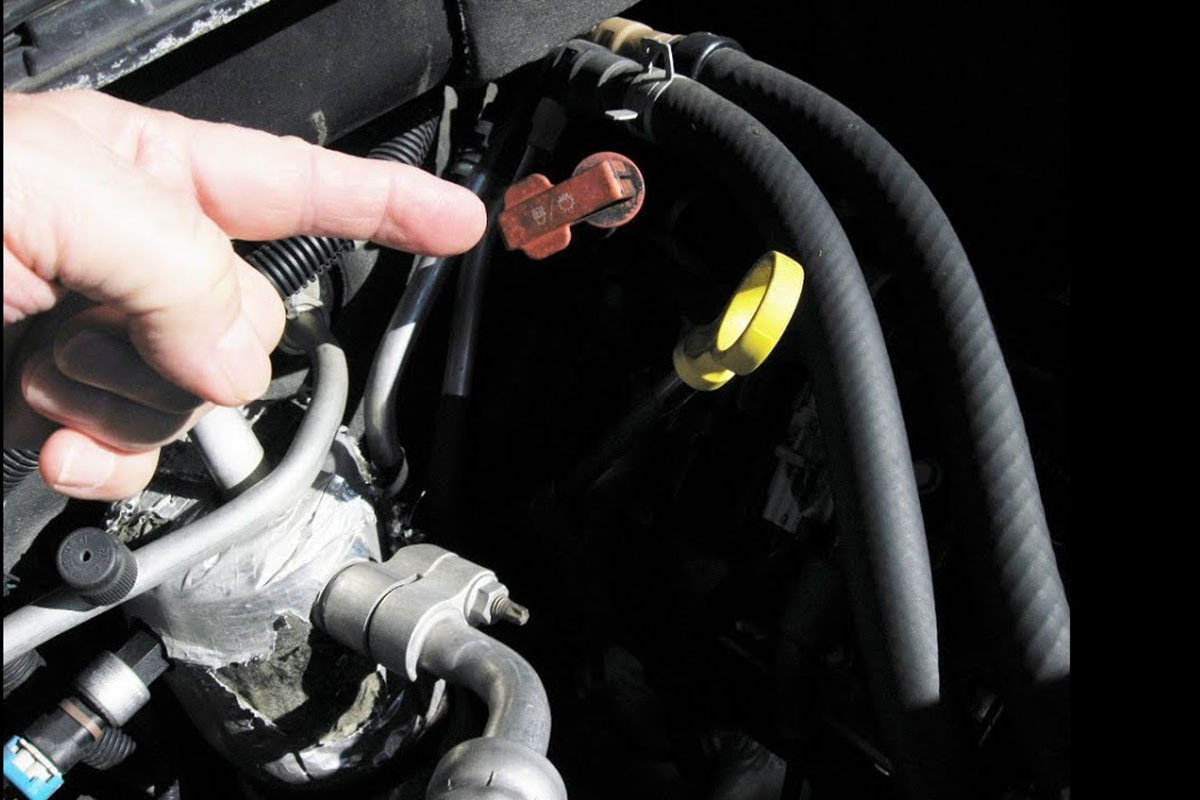 Que thăm dầu hộp số thường đặt gần với vị trí của que thăm dầu động cơ. Que thăm dầu hộp số thường đặt gần với vị trí của que thăm dầu động cơ.