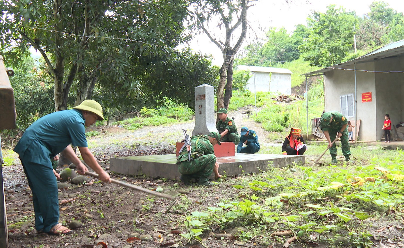 Lực lượng Biên phòng Lai Châu phối hợp với các lực lượng khác và nhân dân vệ sinh khu vực mốc giới.