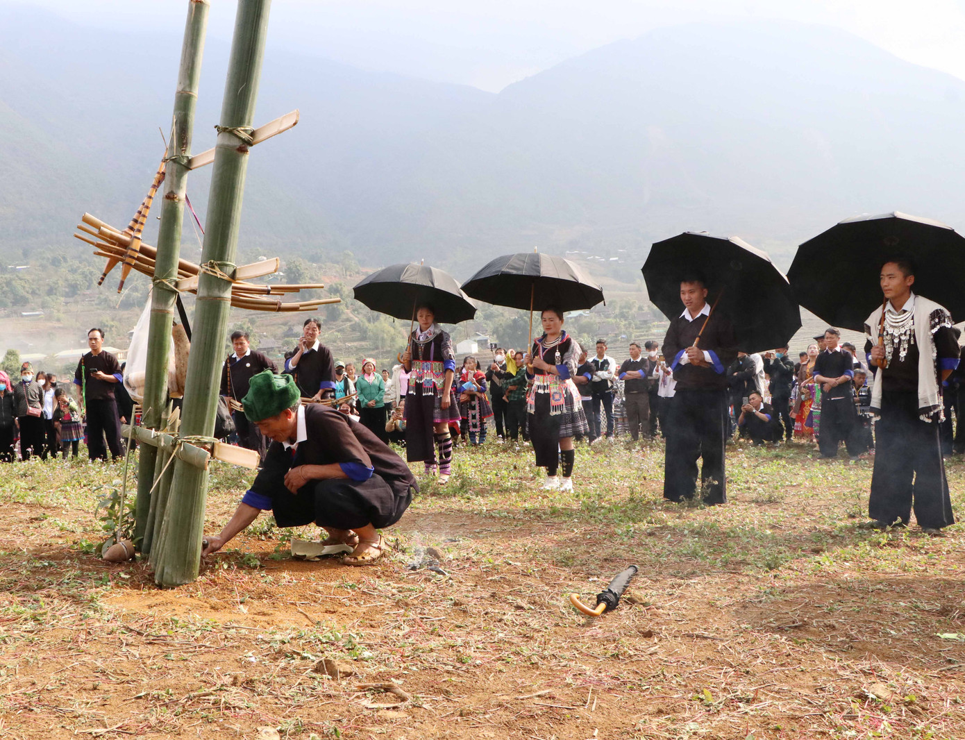 Mở màn nghi lễ khai hội, ông chủ lễ thắp hương và khấn xin thần linh cho phép mở hội trước cây nêu.