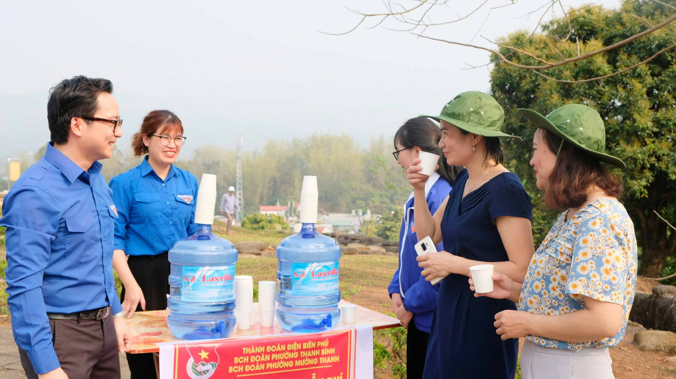 Đoàn viên thanh niên Thành đoàn Điện Biên Phủ hỗ trợ người dân, du khách uống nước miễn phí khi tham quan các điểm du lịch.