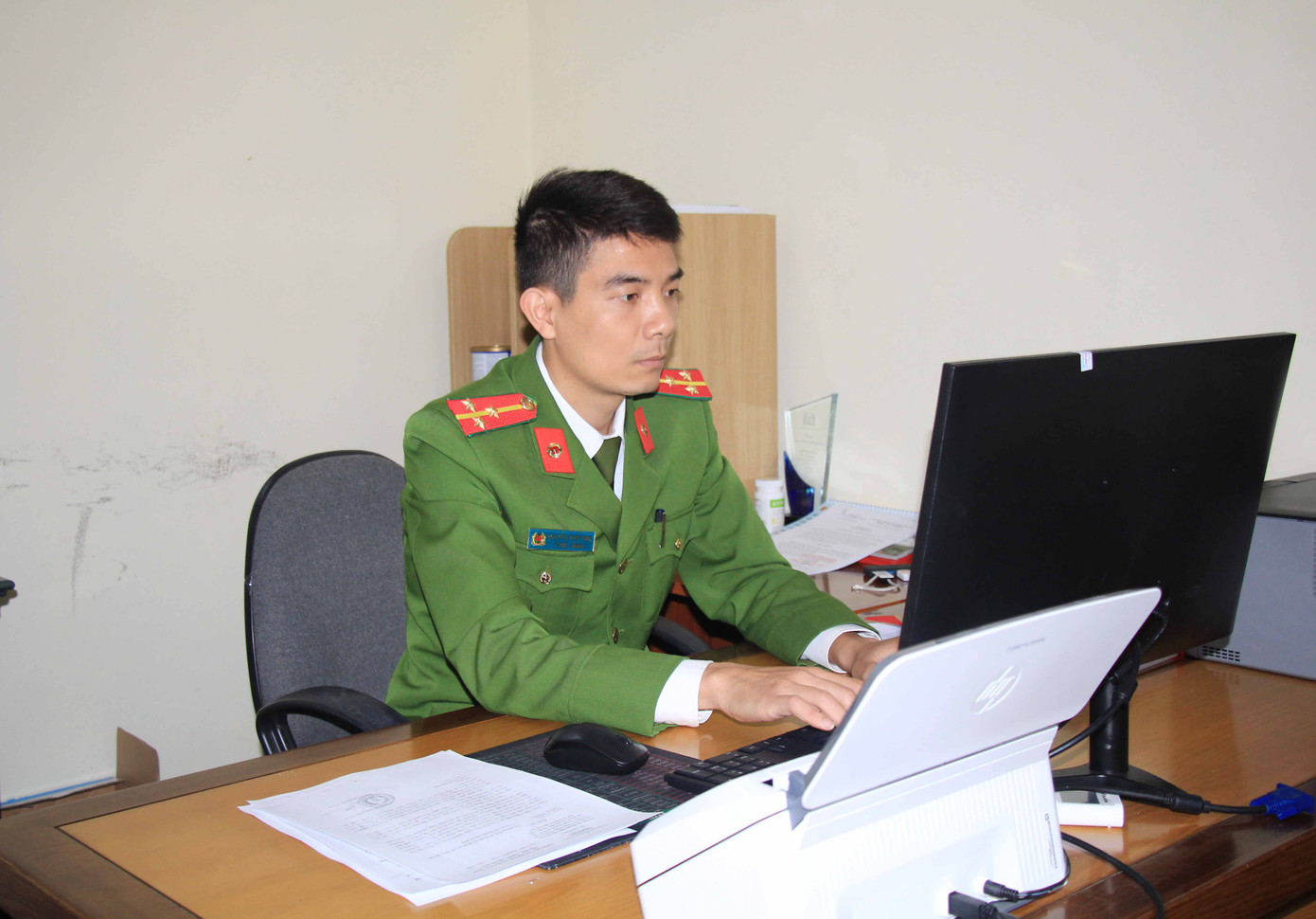 Thượng úy Nguyễn Văn Tùng được đánh giá có chuyên môn vững, nghiệp vụ giỏi.