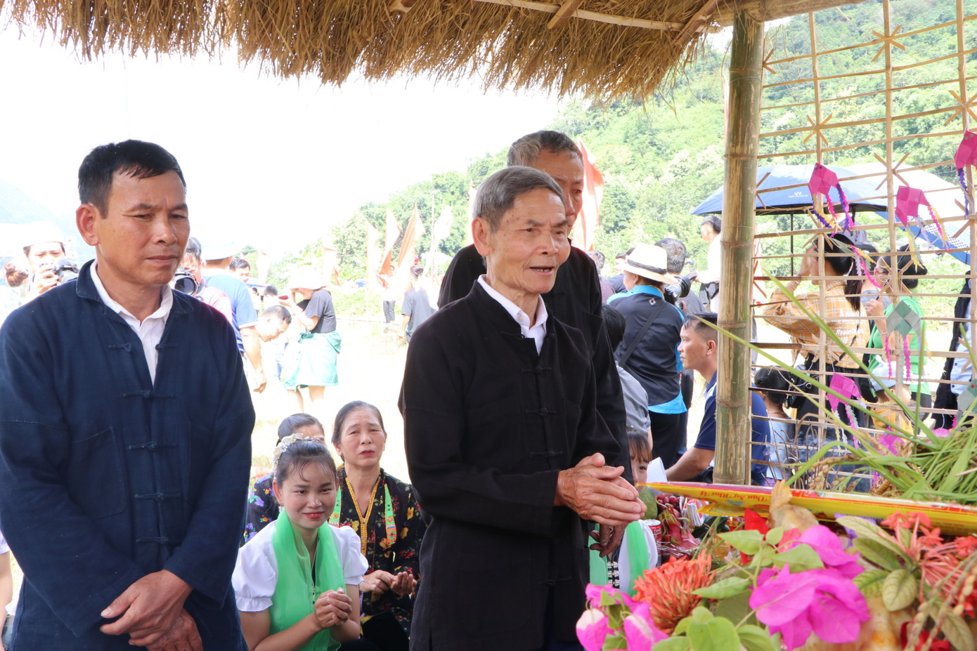 Kết thúc phần lễ là nghi thức cúng thần linh, cầu phúc và tạ ơn.