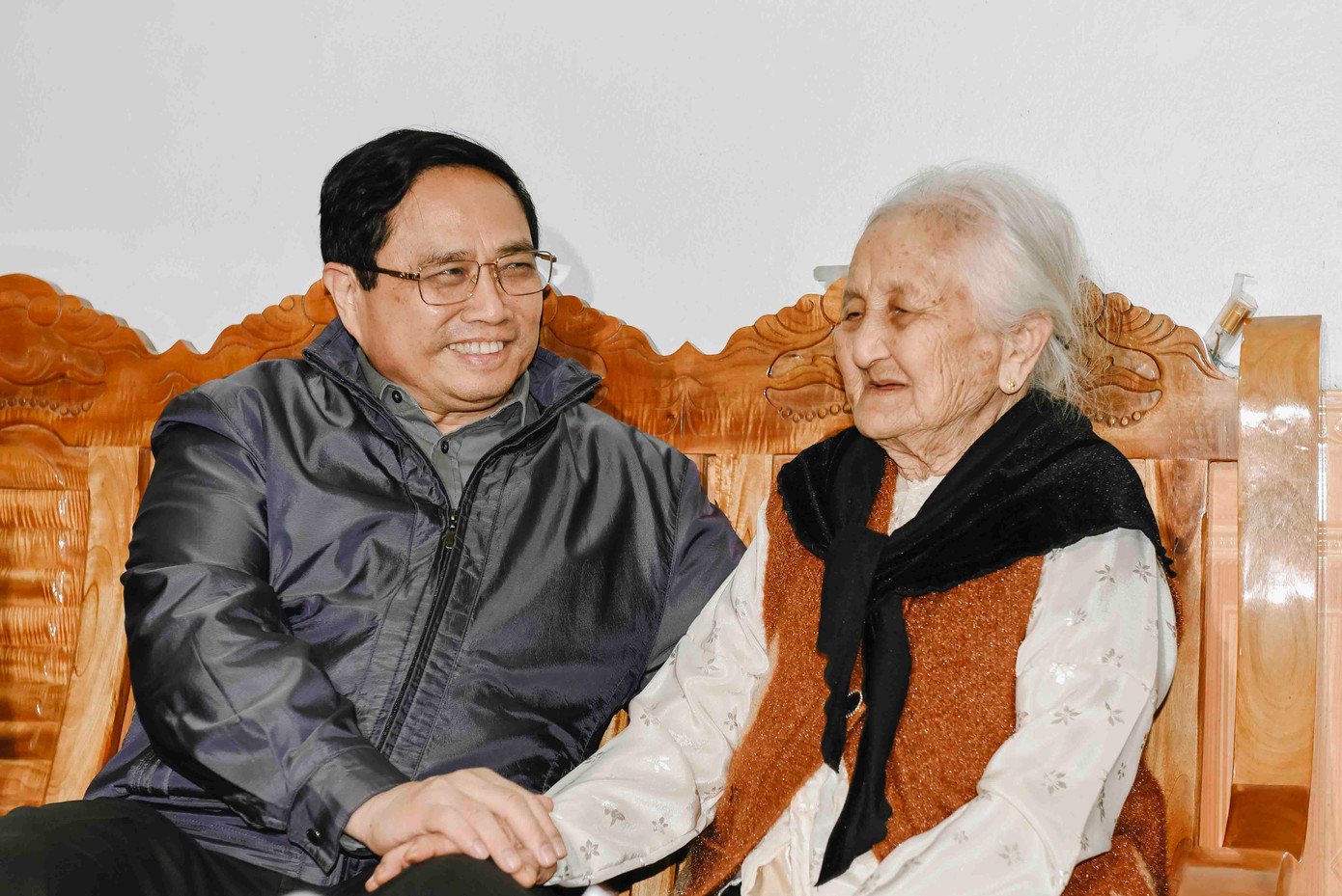 Thủ tướng Phạm Minh Chính thăm hỏi, động viên mẹ liệt sỹ Dương Thị Sin. Thủ tướng Phạm Minh Chính thăm hỏi, động viên mẹ liệt sỹ Dương Thị Sin.