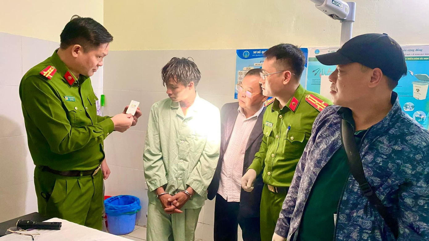 Đại tá Phạm Hải Đăng, Phó Giám đốc Công an tỉnh Lai Châu trực tiếp xét hỏi đối tượng Lò Văn Xươm ngay sau khi bị bắt. Đại tá Phạm Hải Đăng, Phó Giám đốc Công an tỉnh Lai Châu trực tiếp xét hỏi đối tượng Lò Văn Xươm ngay sau khi bị bắt.