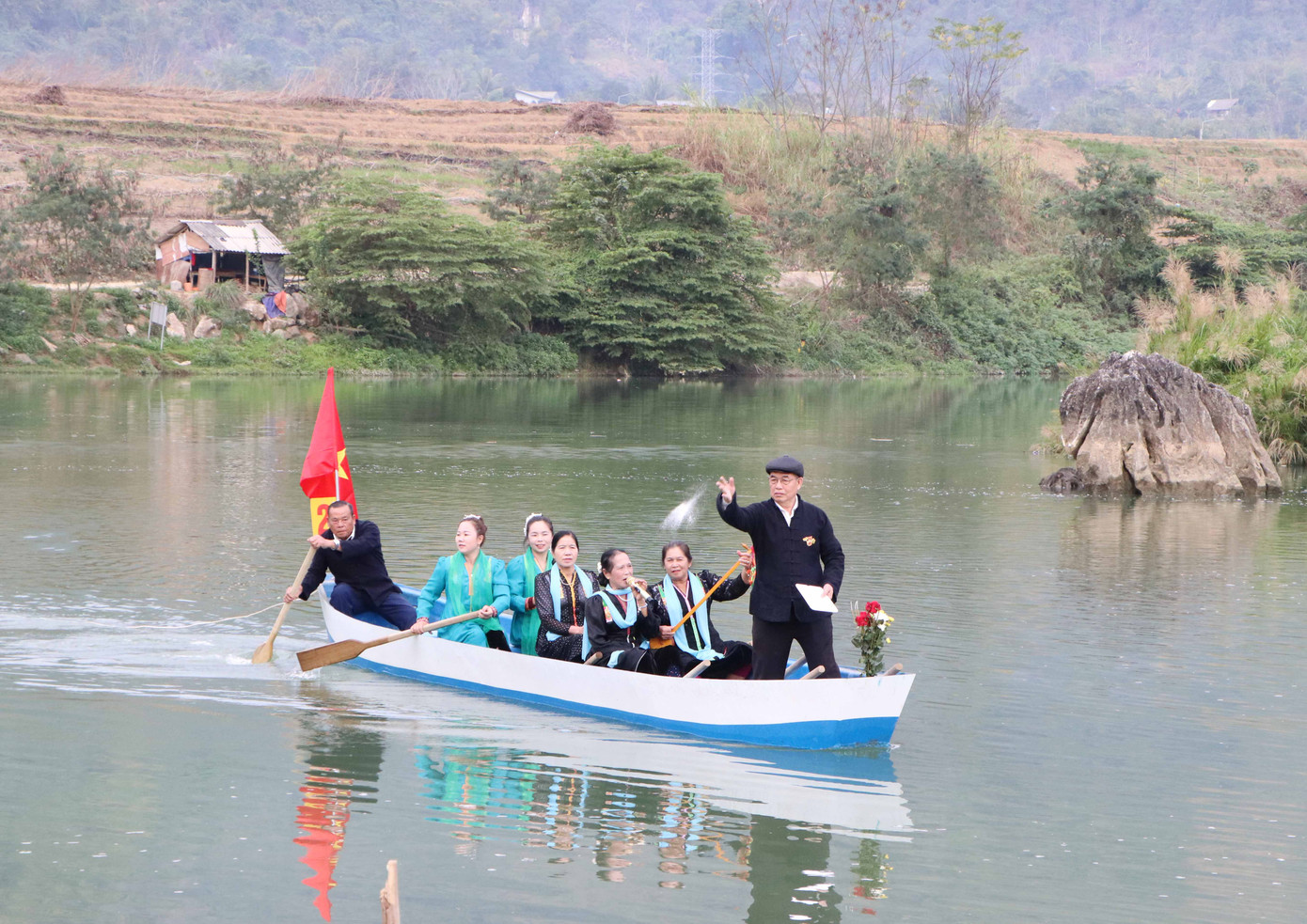 Thầy mo thực hiện nghi lễ