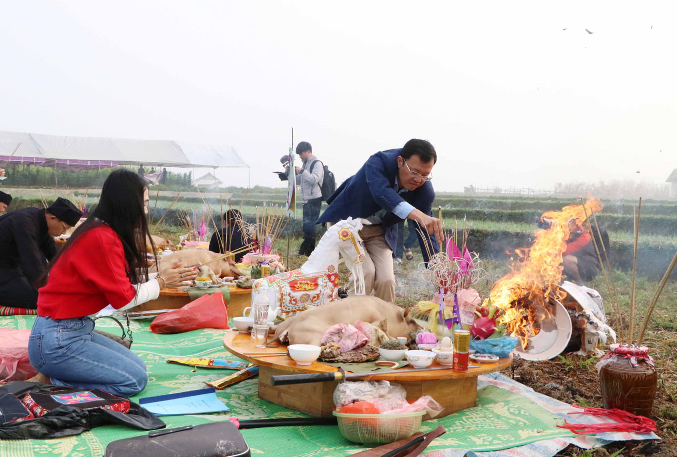 Sau khi già làng hoặc thầy mo làm lễ cúng Nàng Han và các vị thần, người dân và du khách sẽ thắp hương với hy vọng các vị thần phù hộ năm mới luôn mạnh khỏe, may mắn.