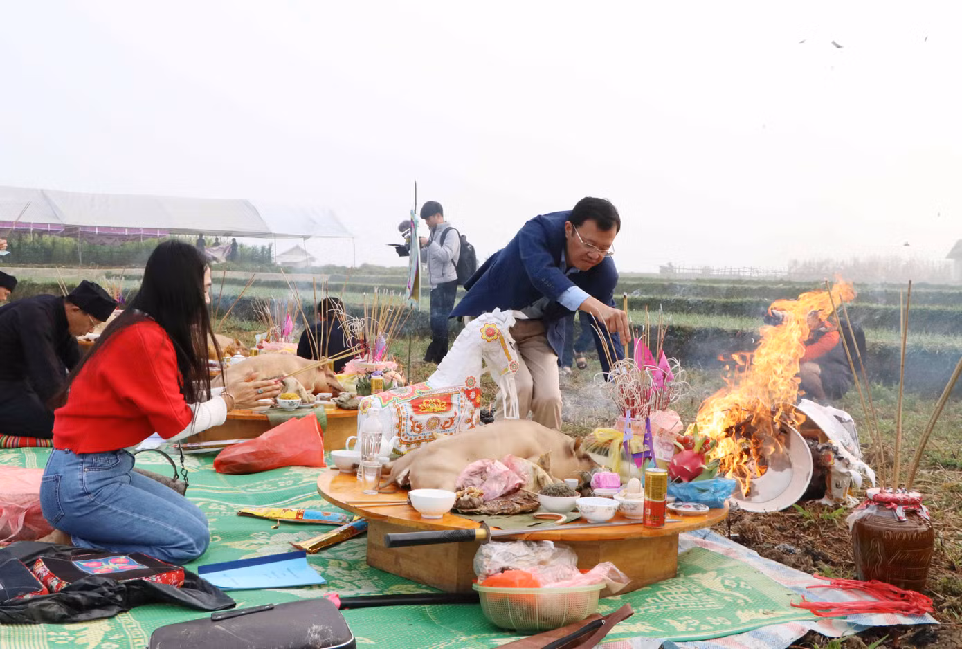 Sau khi già làng hoặc thầy mo làm lễ cúng Nàng Han và các vị thần, người dân và du khách sẽ thắp hương với hy vọng các vị thần phù hộ năm mới luôn mạnh khỏe, may mắn.
