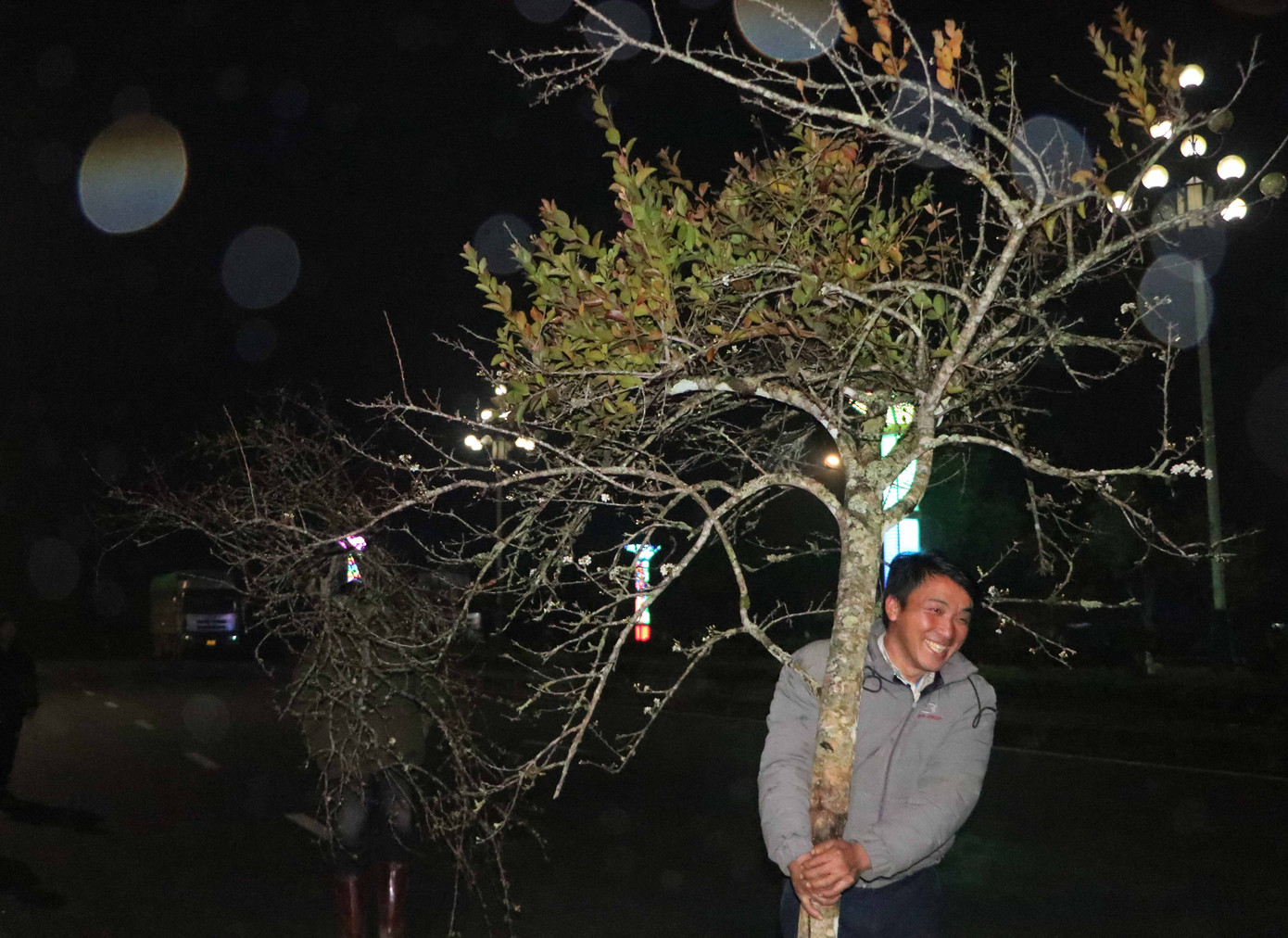 Niềm vui khi bán được cành đào, cành mận.