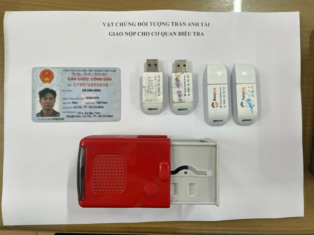 Tang vật bị can Trần Anh Tài giao nộp tại cơ quan Công an. Tang vật bị can Trần Anh Tài giao nộp tại cơ quan Công an.