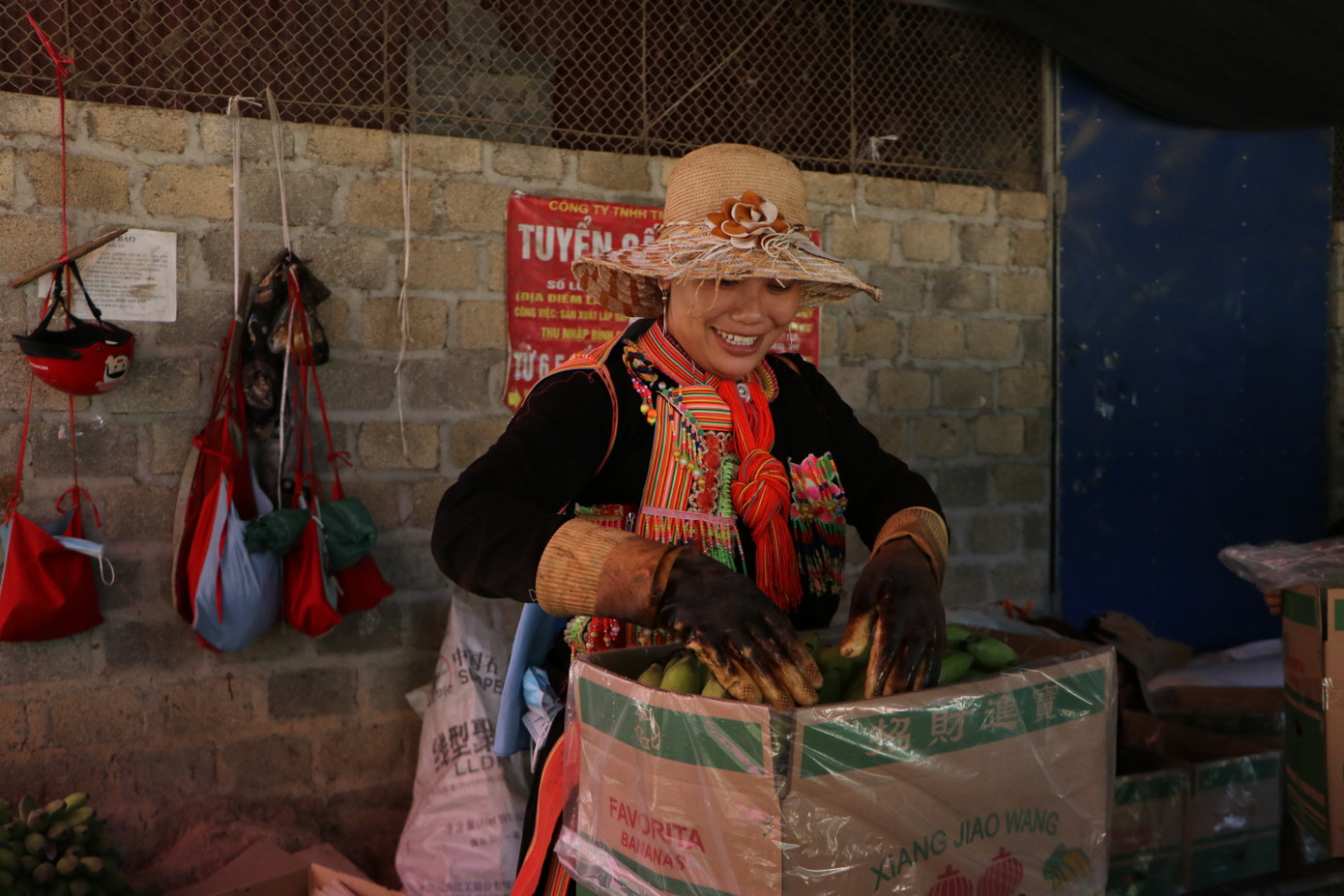 Ngoài phát triển kinh tế gia đình, phụ nữ người Dao, huyện Phong Thổ (Lai Châu) đi làm thêm để nâng cao thu nhập cho bản thân, gia đình. Ngoài phát triển kinh tế gia đình, phụ nữ người Dao, huyện Phong Thổ (Lai Châu) đi làm thêm để nâng cao thu nhập cho bản thân, gia đình.