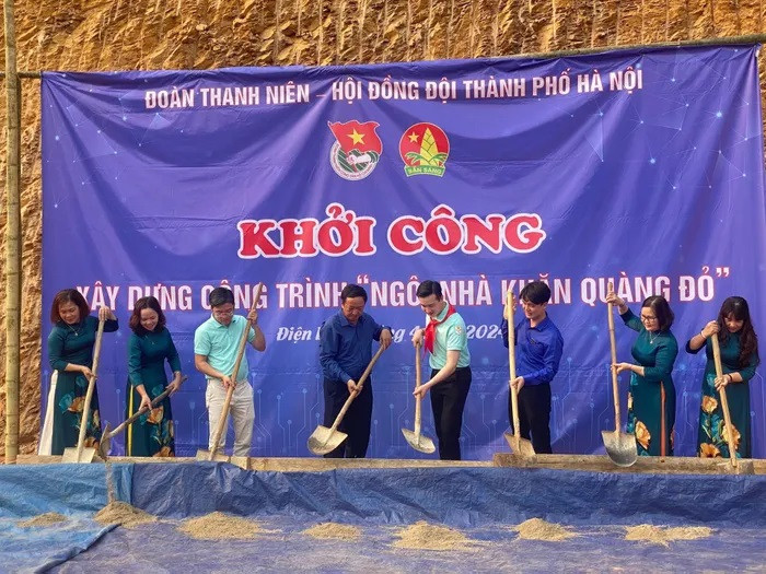 Đoàn đại biểu tuổi trẻ Thủ đô khởi công công trình ngôi nhà Khăn quàng đỏ. Đoàn đại biểu tuổi trẻ Thủ đô khởi công công trình ngôi nhà Khăn quàng đỏ.