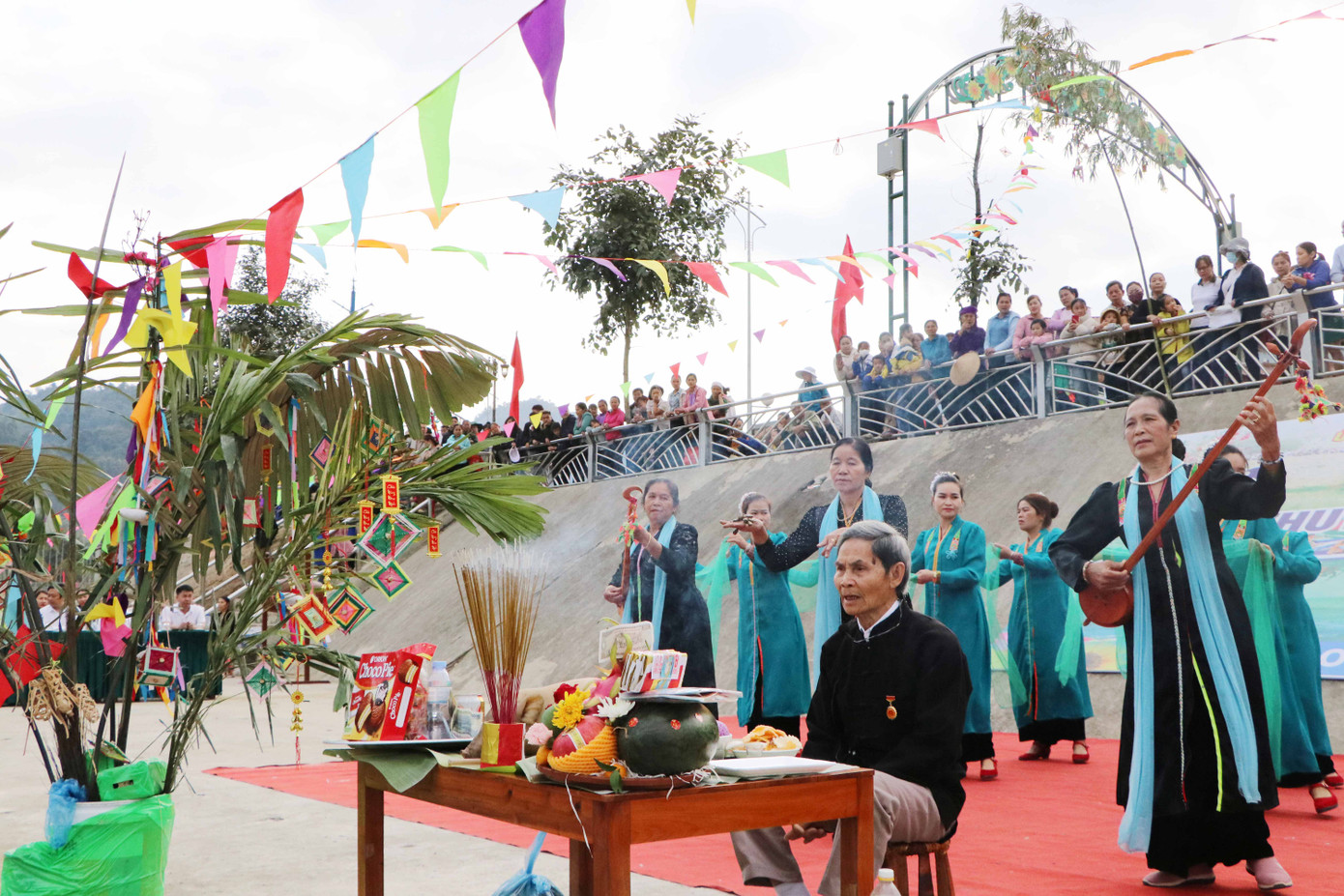 Thầy mo thực hiện nghi lễ cúng thần đất, thần nước mong một năm mưa thuận gió hòa, đời sống no đủ, hạnh phúc.