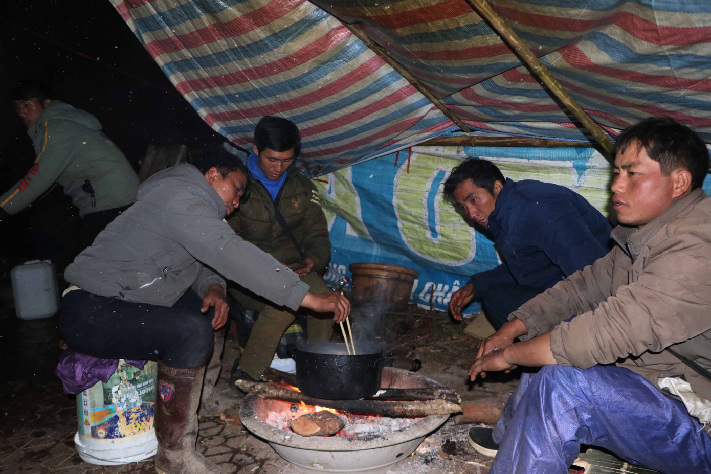 Tết đến Xuân về cũng là lúc nhiều người nông dân Lai Châu kiếm thêm thu nhập bằng việc bán địa lan, đào. Ghi nhận của PV tối 26/1, giữa đêm đông giá lạnh, nhiều người dân ở các bản xa xôi xuống thành phố Lai Châu để buôn địa lan, đào phải đốt lửa để sưởi ấm, nấu cơm và quây lều bạt ngủ tạm trên hè phố để trông hàng.