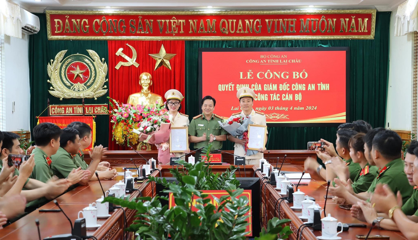 Đại tá Sùng A Súa, Phó Giám đốc Công an tỉnh Lai Châu trao quyết định và tặng hoa chúc mừng 2 cán bộ được điều động, bổ nhiệm. Đại tá Sùng A Súa, Phó Giám đốc Công an tỉnh Lai Châu trao quyết định và tặng hoa chúc mừng 2 cán bộ được điều động, bổ nhiệm.