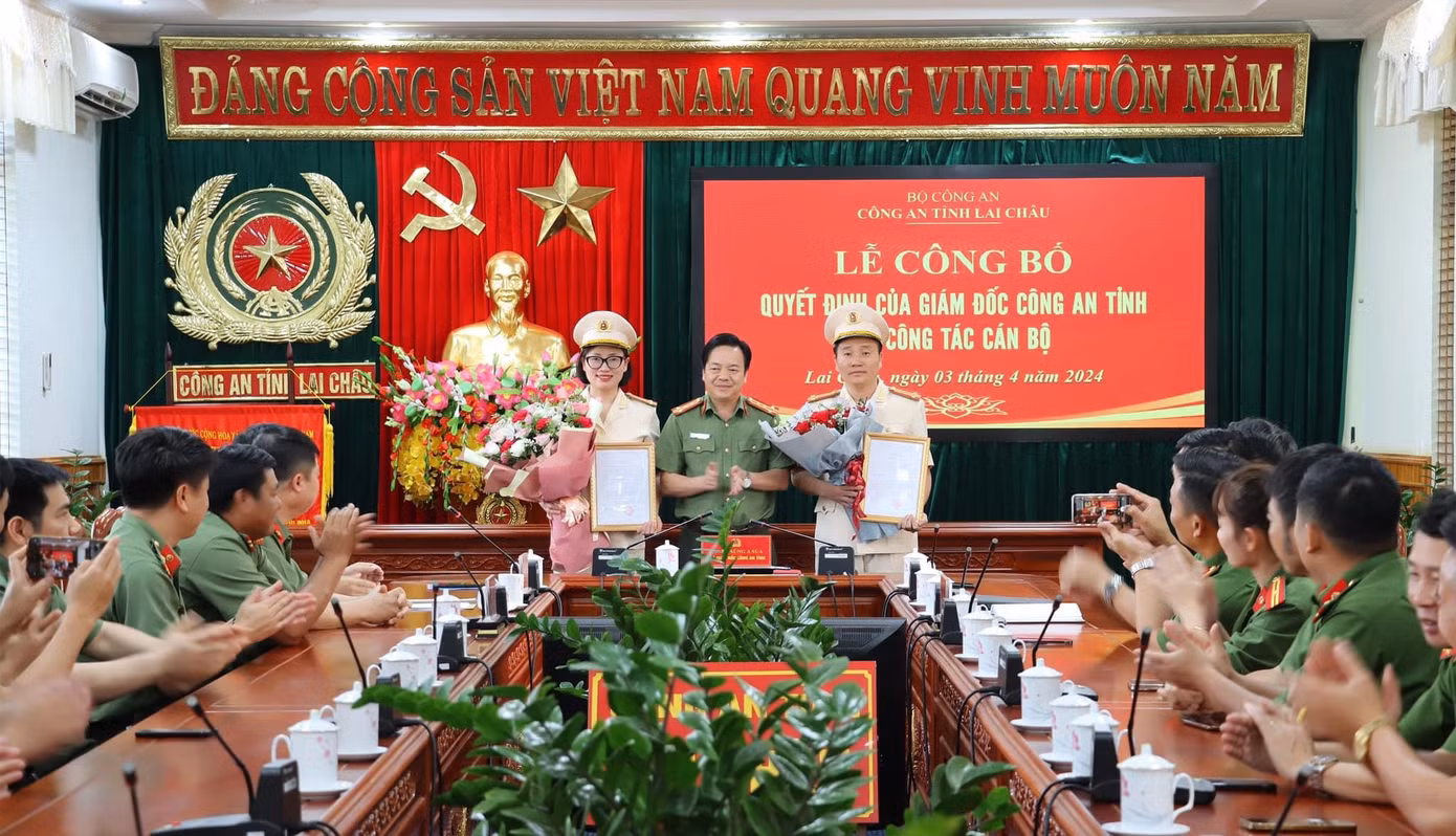 Đại tá Sùng A Súa, Phó Giám đốc Công an tỉnh Lai Châu trao quyết định và tặng hoa chúc mừng 2 cán bộ được điều động, bổ nhiệm.