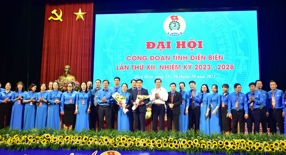 Lãnh đạo Tổng Liên đoàn Lao động Việt Nam và tỉnh Điện Biên tặng hoa chúc mừng Ban Chấp hành Liên đoàn Lao động tỉnh Điện Biên khóa XII. Lãnh đạo Tổng Liên đoàn Lao động Việt Nam và tỉnh Điện Biên tặng hoa chúc mừng Ban Chấp hành Liên đoàn Lao động tỉnh Điện Biên khóa XII.