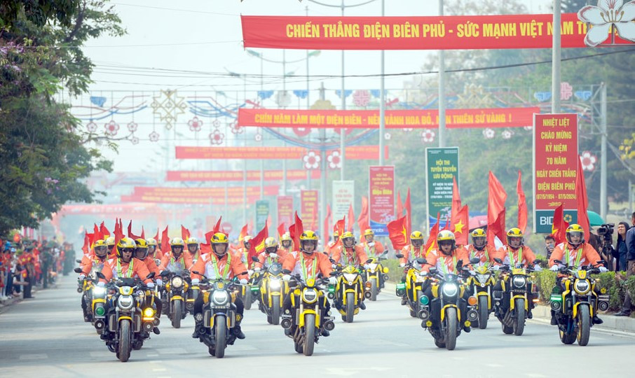 Đoàn xe mô tô dẫn đường các đội đua.