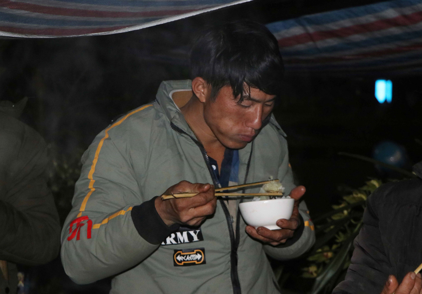 Anh Thào A Thắng, dân tộc Mông ở xã Lản Nhì Thàng, huyện Phong Thổ (Lai Châu) cho biết, anh tranh thủ ăn vội miếng cơm rồi lại tiếp tục chở địa lan từ bản xuống bán cho khách.