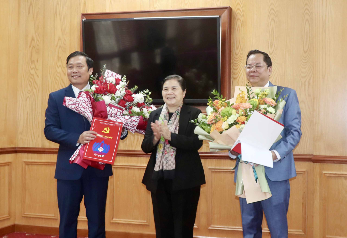 Ủy viên Trung ương Đảng, Bí thư Tỉnh ủy, Chủ tịch HĐND tỉnh, Trưởng đoàn Đại biểu Quốc hội tỉnh Lai Châu Giàng Páo Mỷ trao quyết định và tặng hoa chúc mừng ông Dương Đình Đức và ông Đinh Quang Tuấn. Ủy viên Trung ương Đảng, Bí thư Tỉnh ủy, Chủ tịch HĐND tỉnh, Trưởng đoàn Đại biểu Quốc hội tỉnh Lai Châu Giàng Páo Mỷ trao quyết định và tặng hoa chúc mừng ông Dương Đình Đức và ông Đinh Quang Tuấn.