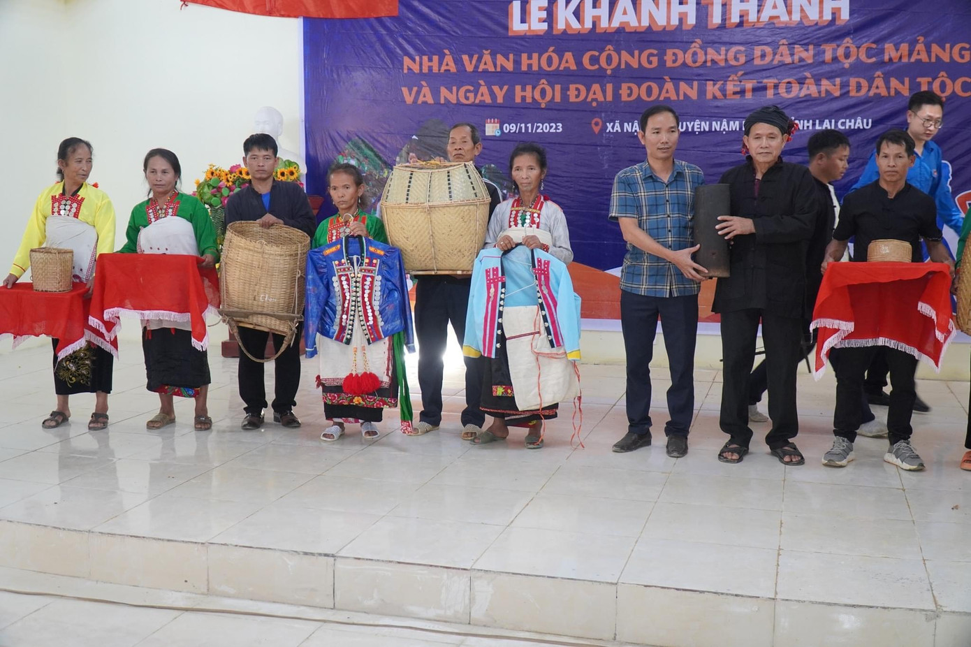 Các đơn vị tặng trang phục và các vật dụng mang đậm bản sắc dân tộc Mảng. Các đơn vị tặng trang phục và các vật dụng mang đậm bản sắc dân tộc Mảng.