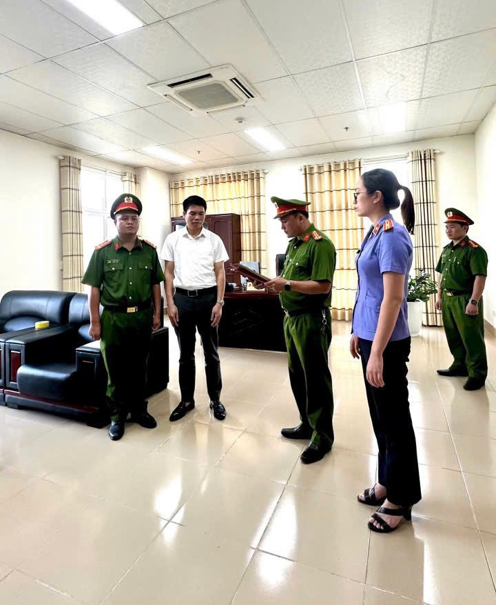 Cơ quan Cảnh sát điều tra Công an tỉnh Lai Châu tống đạt các quyết định tố tụng đối với Phó Giám đốc Sở Công thương Nguyễn Trọng Thức.