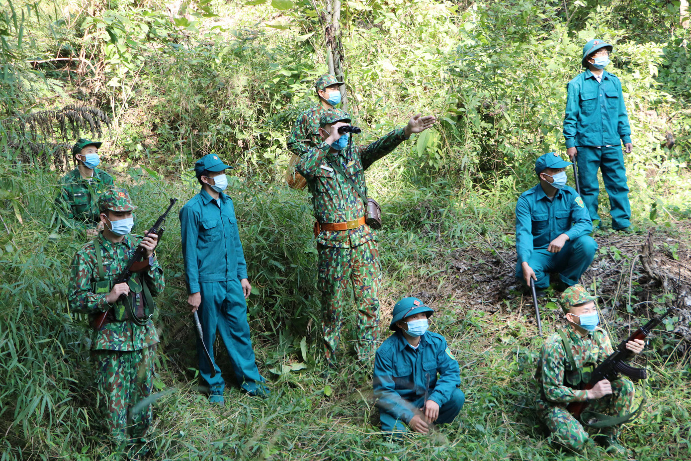 Lực lượng Biên phòng Lai Châu phối hợp với dân quân tự vệ địa phương tuần tra khu vực biên giới.