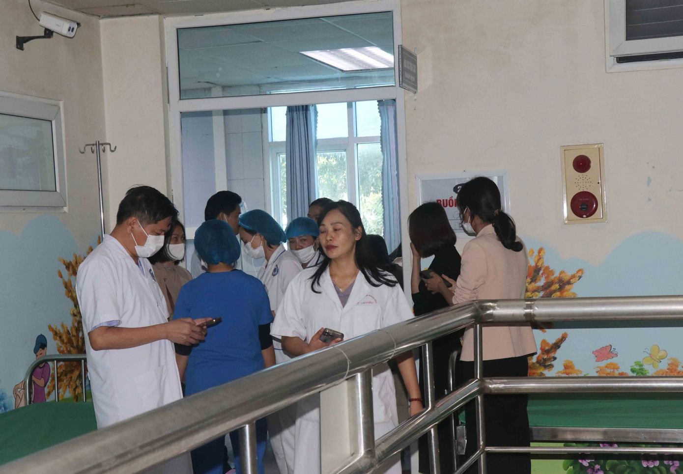 Lực lượng y, bác sĩ Bệnh viện Đa khoa tỉnh Lai Châu tập trung cứu chữa cho các trẻ. Lực lượng y, bác sĩ Bệnh viện Đa khoa tỉnh Lai Châu tập trung cứu chữa cho các trẻ.