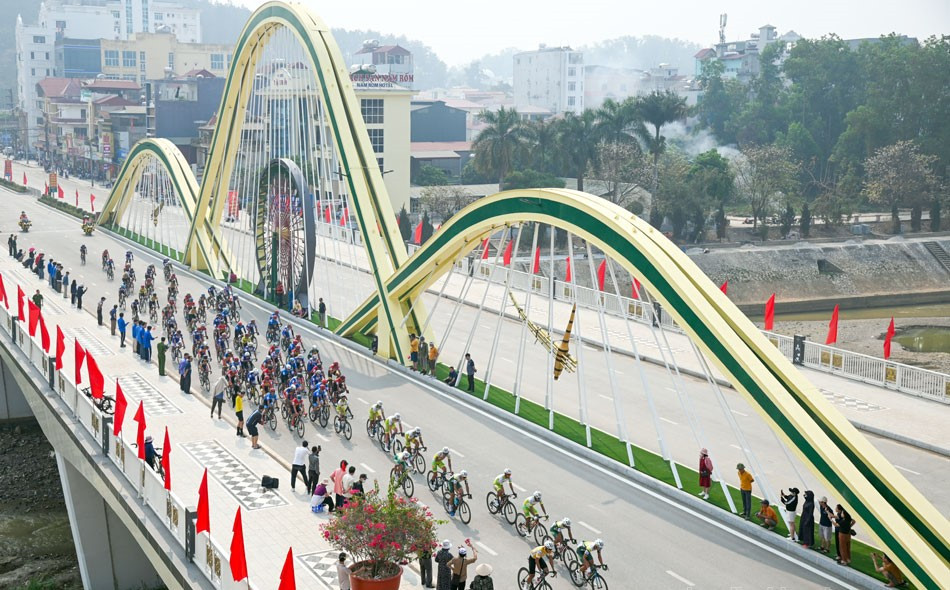 Với chặng đua đầu tiên, vận động viên đi qua nhiều điểm di tích lịch sử trên địa bàn TP. Điện Biên Phủ.