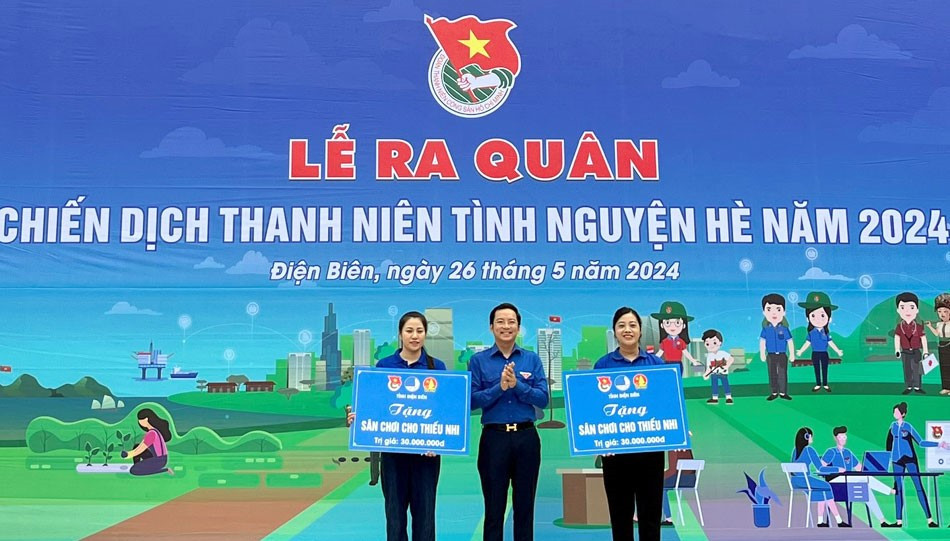 Tỉnh đoàn Điện Biên trao biển tượng trưng công trình Sân chơi cho thiếu nhi cho Thành đoàn Điện Biên Phủ và Huyện đoàn Điện Biên Đông. Ảnh: Báo Điện Biên phủ Tỉnh đoàn Điện Biên trao biển tượng trưng công trình Sân chơi cho thiếu nhi cho Thành đoàn Điện Biên Phủ và Huyện đoàn Điện Biên Đông. Ảnh: Báo Điện Biên phủ