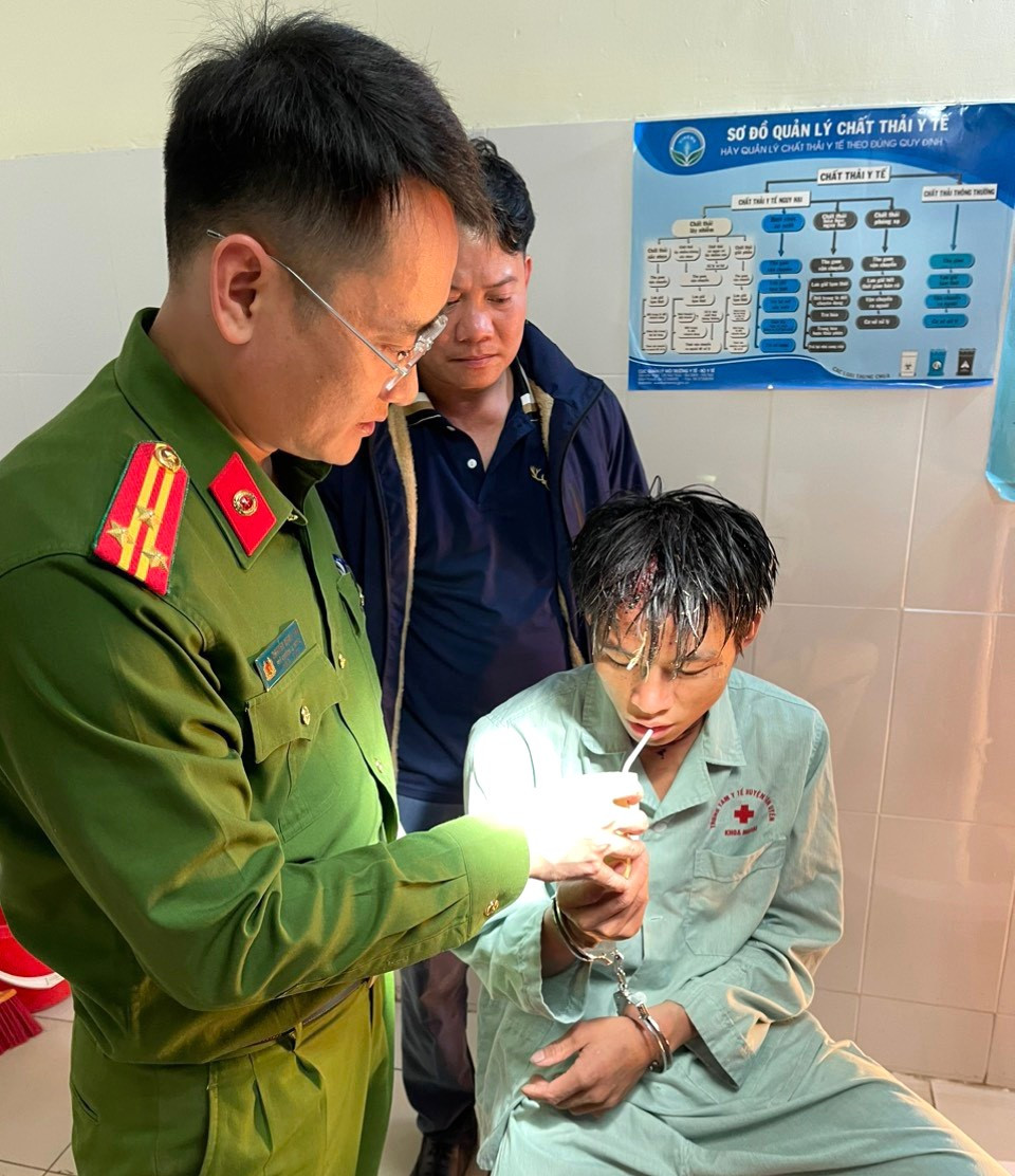 Sau hơn một ngày lẩn trốn đối tượng Lò Văn Xươm được lực lượng công an cho uống sữa do đói mệt.