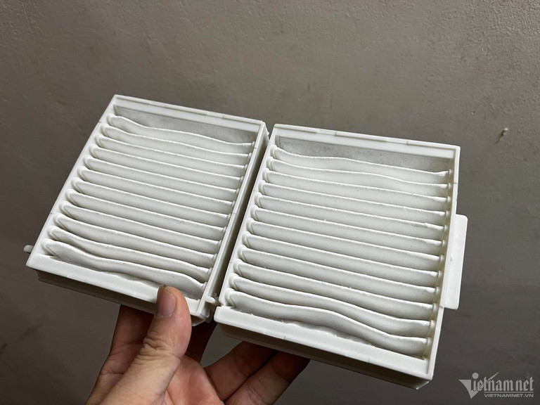 Một tấm lọc gió điều hoà trên ô tô phổ thông. Một tấm lọc gió điều hoà trên ô tô phổ thông.