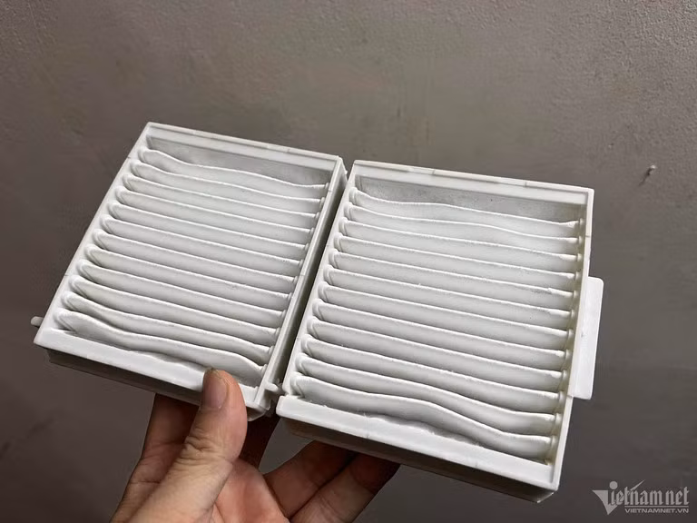 Một tấm lọc gió điều hoà trên ô tô phổ thông. Một tấm lọc gió điều hoà trên ô tô phổ thông.