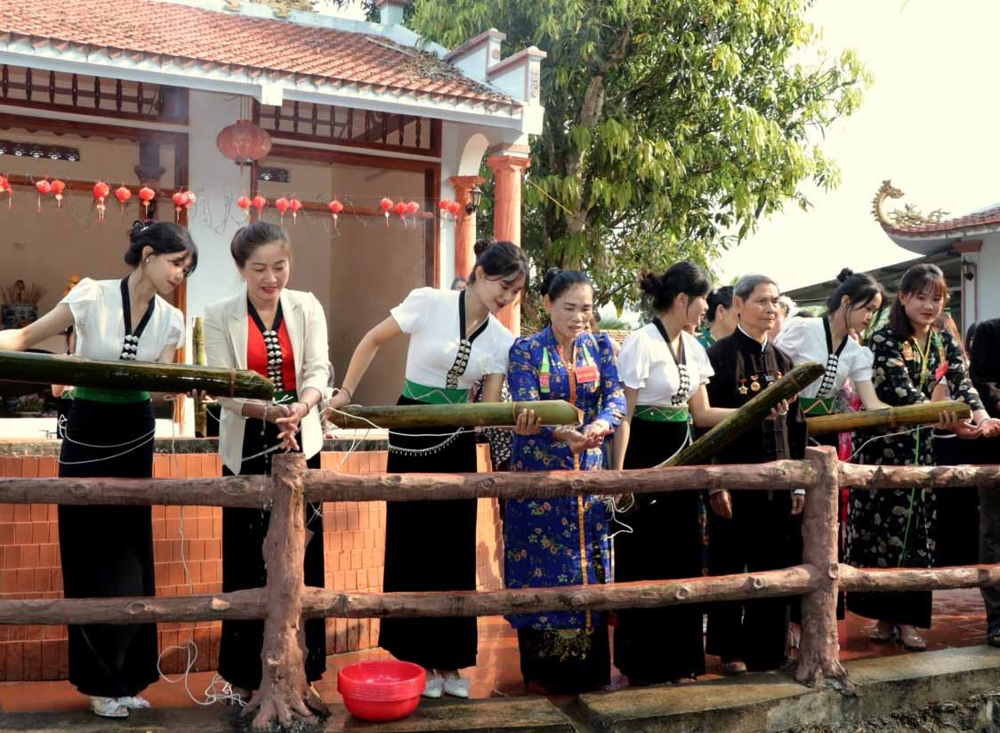 Đại biểu và du khách rửa tay bên mó nước nơi Nàng Han tắm gội sau khi đánh thắng giặc bay về trời để cầu may mắn.