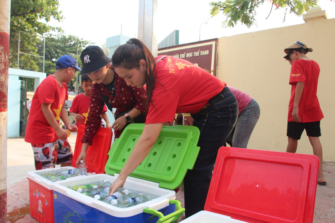 Sự quan tâm, gần gũi của người dân Điện Biên góp phần xây dựng hình ảnh tình người ấm áp.