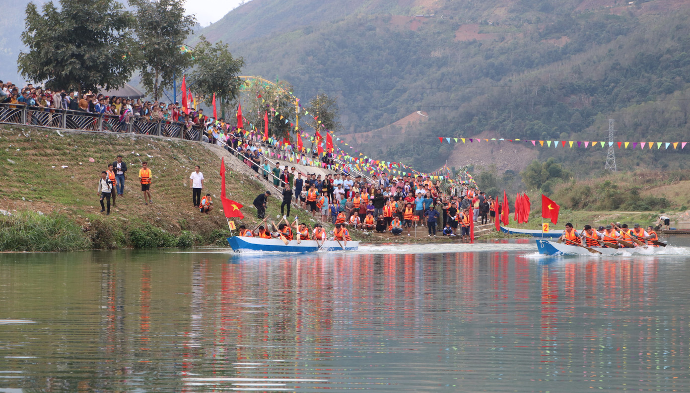 Tham gia lễ hội đua thuyền Pa So năm nay có 12 đội đến từ các thôn, bản trên địa bàn thị trấn Phong Thổ và các xã: Mường So, Hoang Thèn, Bản Lang, Ma Li Pho, Khổng Lào.