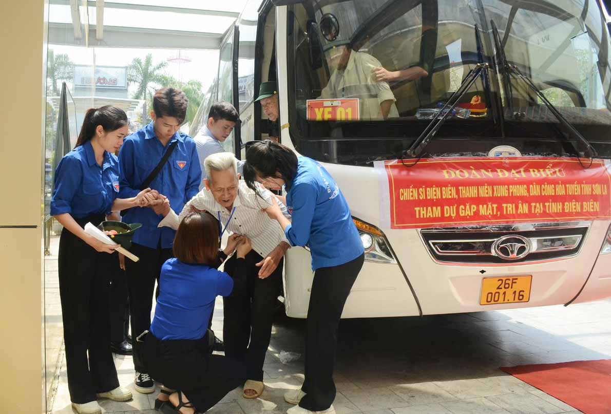 Đoàn viên thanh niên Điện Biên dìu đỡ chiến sĩ Điện Biên năm xưa trở lại mảnh đất lịch sử.