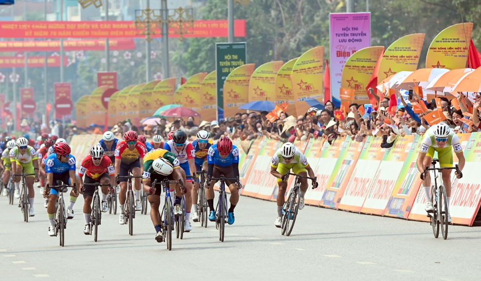 Vận động viên bước vào chặng đua đầu tiên tại thành phố Điện Biên Phủ với 15 vòng đua, tương ứng với 52,5km.