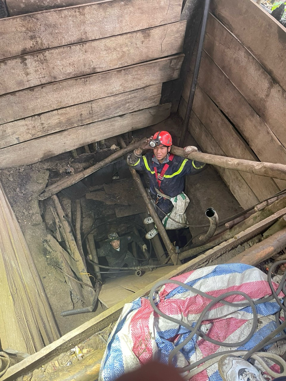 Lực lượng chức năng tiếp cận khu vực hầm đào vàng của các đối tượng. Lực lượng chức năng tiếp cận khu vực hầm đào vàng của các đối tượng.