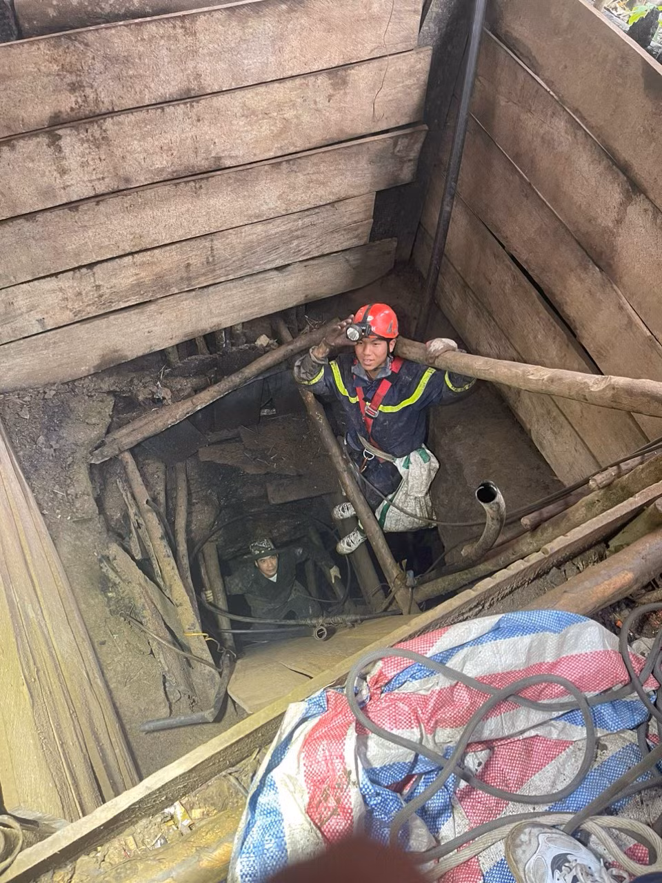 Lực lượng chức năng tiếp cận khu vực hầm đào vàng của các đối tượng.