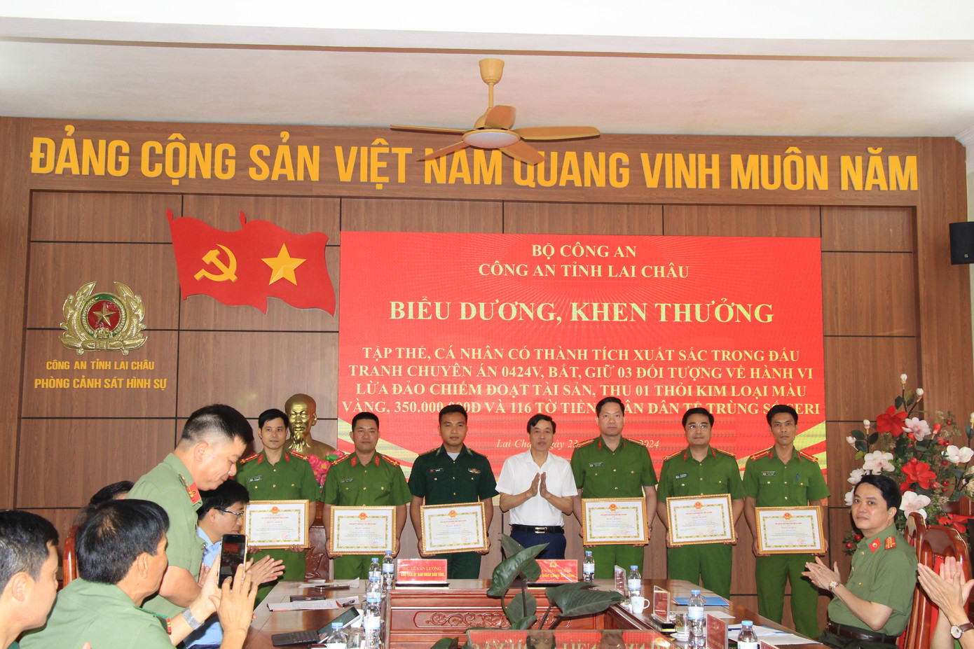 Chủ tịch UBND tỉnh Lai Châu Lê Văn Lương (áo trắng) tặng Bằng khen cho cá nhân có thành tích xuất sắc trong đấu tranh phá chuyên án. Chủ tịch UBND tỉnh Lai Châu Lê Văn Lương (áo trắng) tặng Bằng khen cho cá nhân có thành tích xuất sắc trong đấu tranh phá chuyên án.