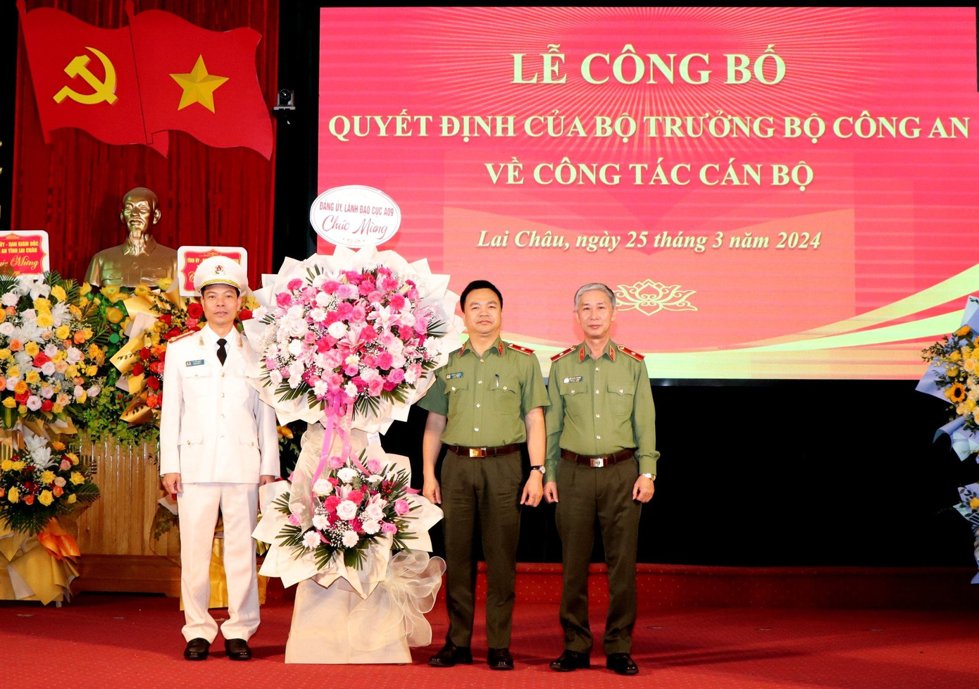 Lãnh đạo Cục An ninh điều tra (Bộ Công an) tặng hoa chúc mừng tân Phó Giám đốc Công an tỉnh Lai Châu Lê Anh Hưng.