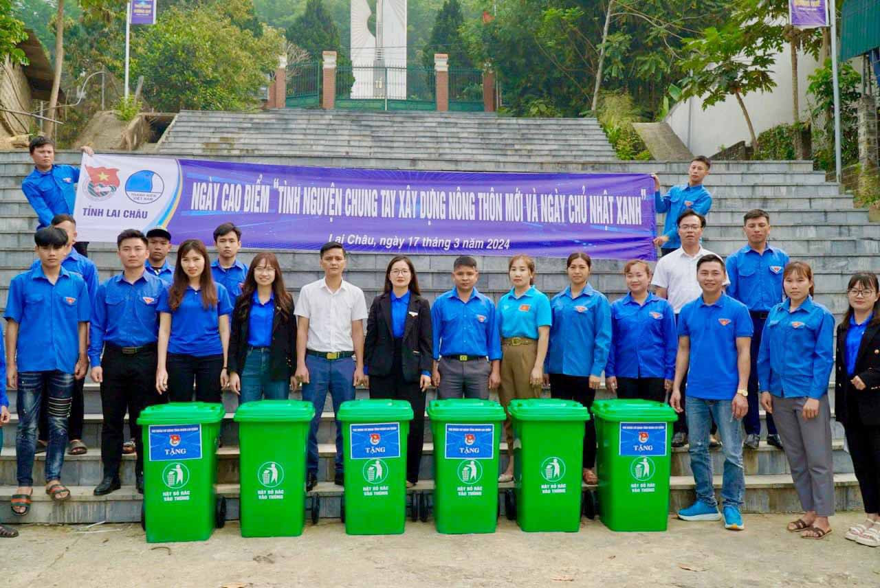 Lãnh đạo Tỉnh Đoàn Lai Châu tặng thùng rác cho xã Chăn Nưa, huyện Sìn Hồ. Lãnh đạo Tỉnh Đoàn Lai Châu tặng thùng rác cho xã Chăn Nưa, huyện Sìn Hồ.