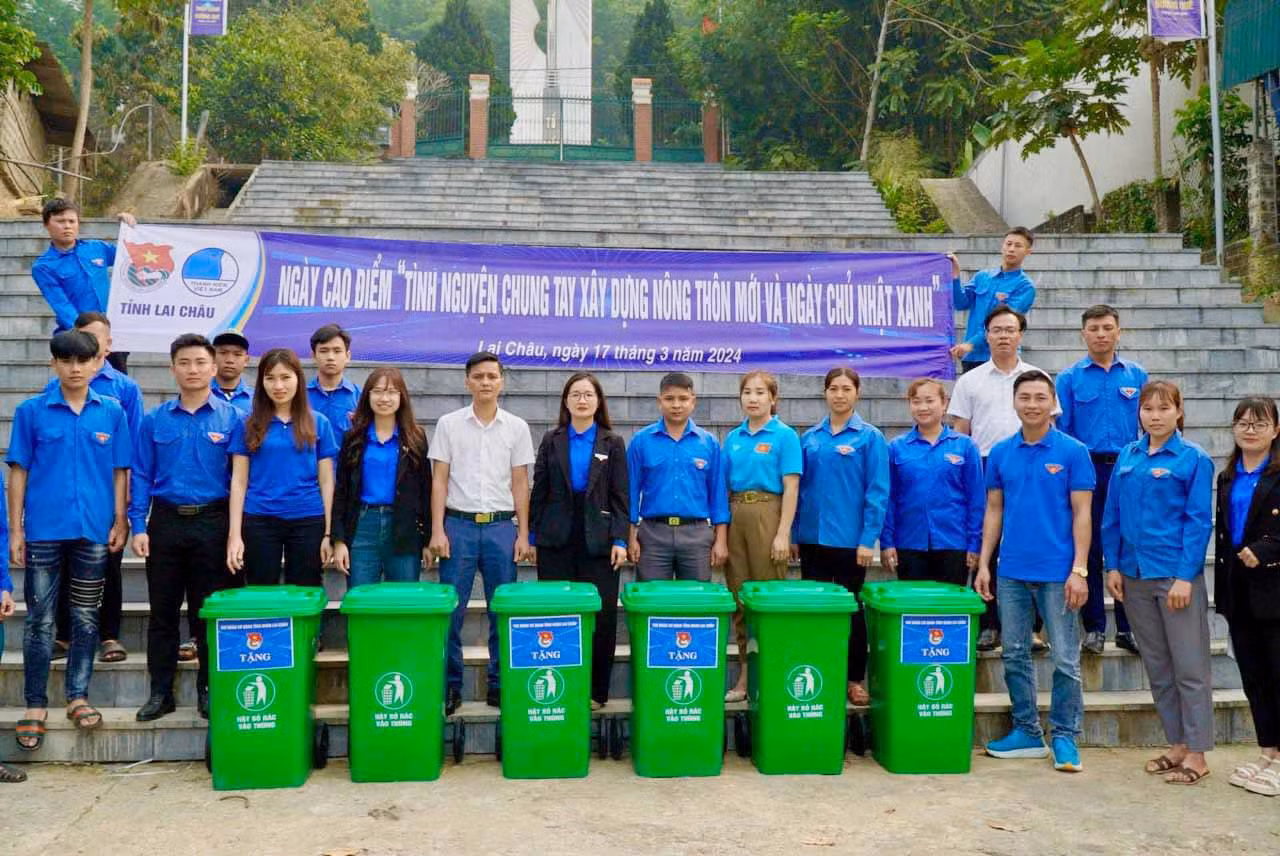 Lãnh đạo Tỉnh Đoàn Lai Châu tặng thùng rác cho xã Chăn Nưa, huyện Sìn Hồ.